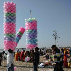 Los vendedores de algodón de azúcar esperan a los clientes en las orillas del Sangam. Foto de Niharika KULKARNI / AFP | Foto:AFP