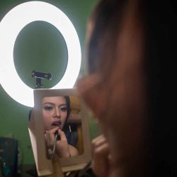 Una concursante se prepara tras bambalinas para participar en el concurso Miss Yangon 2025. Foto de Sai Aung MAIN / AFP | Foto:AFP