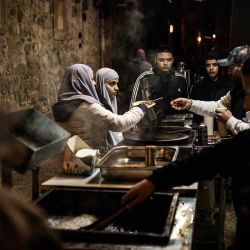 La gente compra comida en la Ciudad Vieja de Jerusalén. Foto de JOHN WESSELS / AFP | Foto:AFP