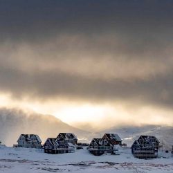 El sol atraviesa las nubes detrás de la ciudad de Nuuk, Groenlandia. Foto de Odd ANDERSEN / AFP | Foto:AFP