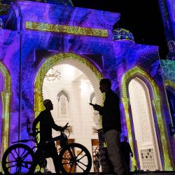 La gente camina cerca de la mezquita Masjid Al Hudaiba en Dubai. Foto de FADEL SENNA / AFP | Foto:AFP