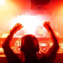 Un DJ mezcla durante una velada de música techno en el Club Rex de París. Foto Stefano RELLANDINI / AFP | Foto:AFP