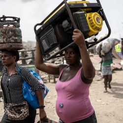 Residentes llevan sus pertenencias durante la demolición en el barrio de Otumara en Lagos. Foto de OLYMPIA DE MAISMONT / AFP | Foto:AFP