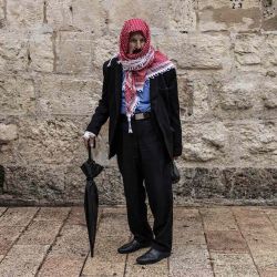 Un musulmán palestino se encuentra frente al recinto de la mezquita Al-Aqsa en la Ciudad Vieja de Jerusalén en Ramadán. Foto de John WESSELS / AFP | Foto:AFP
