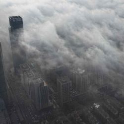 Una vista aérea muestra edificios envueltos en niebla en Yinchuan, región Ningxia, en el norte de China. Foto de STRINGER / AFP | Foto:AFP
