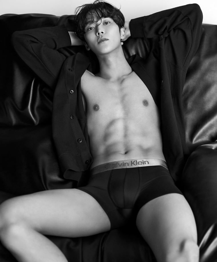 Rowoon en ropa interior