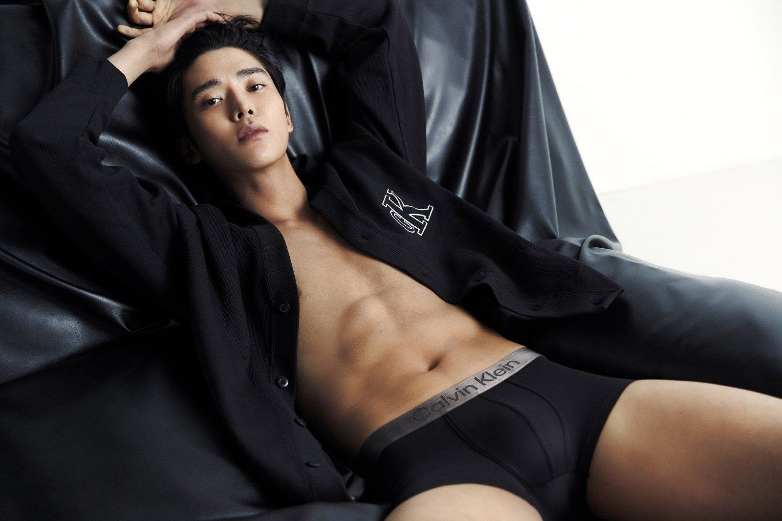 Rowoon en ropa interior
