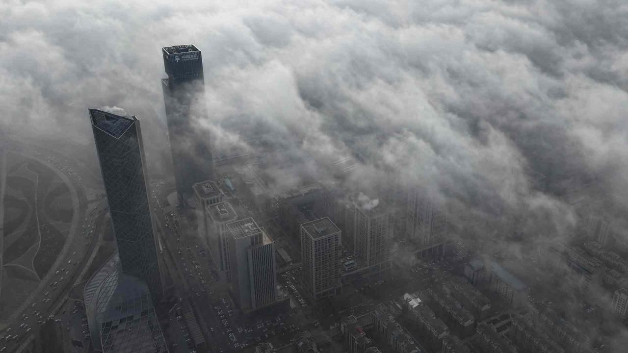 Una vista aérea muestra edificios envueltos en niebla en Yinchuan, región Ningxia, en el norte de China. Foto de STRINGER / AFP | Foto:AFP