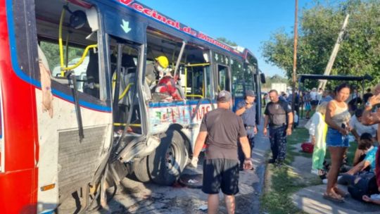 Choque entre un camión y un colectivo en La Matanza 20250307