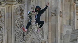 Un sujeto escaló el Big Ben con una bandera palestina.