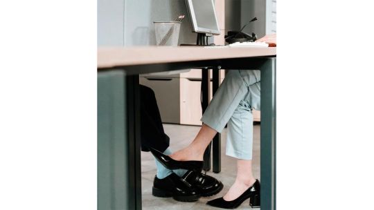 Ana de Recursos Humanos y Lucas de Marketing: ¿qué hacemos con los romances en la empresa?