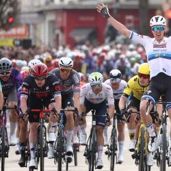 El ciclista belga Tim Merlier del Soudal Quick-Step celebra su victoria en la primera etapa de la París-Niza, de 156,1 km entre Le Perray-en-Yvelines y Le Perray-en-Yvelines. | Foto:ANNE-CHRISTINE POUJOULAT / AFP