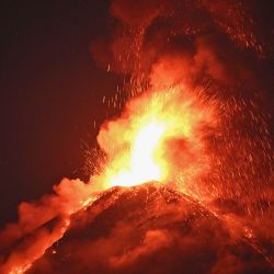 El volcán Fuego entra en erupción desde Alotenango, departamento de Sacatepéquez, a unos 65 kilómetros al suroeste de la ciudad de Guatemala en Guatemala. | Foto:JOHAN ORDONEZ / AFP