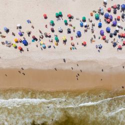 Imagen aérea de turistas relajándose en la playa de Copacabana, en Río de Janeiro, Brasil. | Foto:Xinhua/Wang Tiancong