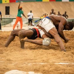 Los atletas compiten durante la 13.ª edición del Torneo de Lucha Africana de la Comunidad Económica de los Estados de África Occidental (CEDEAO) en el Estadio Nacional de Abuja, Níger. | Foto:Light Oriye Tamunotonye / AFP
