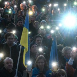 Los participantes muestran las luces de sus teléfonos inteligentes frente a la emblemática Puerta de Brandeburgo en Berlín, durante una manifestación en apoyo a Ucrania. Altos funcionarios estadounidenses y ucranianos se reunirán para conversar sobre la guerra en Ucrania en Yeddah, Arabia Saudita. | Foto:RALF HIRSCHBERGER / AFP