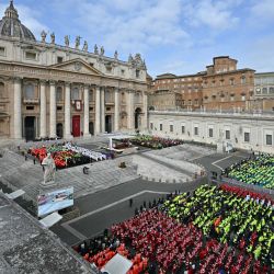 Los voluntarios asisten a una misa por el Jubileo del Voluntariado Mundial en la plaza de San Pedro en el Vaticano. El Papa Francisco pasó una noche tranquila en el hospital, dijo el Vaticano, después de revelar que el hombre de 88 años estaba respondiendo bien al tratamiento para la neumonía. | Foto:ALBERTO PIZZOLI / AFP