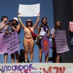 Manifestantes sostienen carteles durante una manifestación por el Día Internacional de la Mujer en la Ciudad de México. | Foto:Silvana Flores / AFP