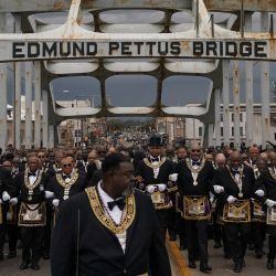 Un contingente de masones marcha por el puente Edmund Pettus durante las conmemoraciones del 60 aniversario del "Domingo Sangriento" en Selma, Alabama. | Foto:Elijah Nouvelage / AFP