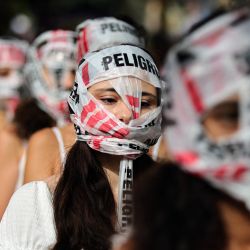 Un grupo de mujeres se presenta durante una protesta contra el gobierno del presidente Javier Milei. | Foto:Emiliano Lasalvia / AFP