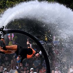 Un hombre pilotea un jet pack en el río Yarra durante el Festival anual Moomba en Melbourne, Australia. | Foto:William West / AFP