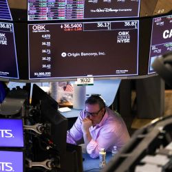 Un operador trabaja en el piso de operaciones de la Bolsa de Valores de Nueva York (NYSE) en la campana de apertura en la ciudad de Nueva York. | Foto:CHARLY TRIBALLEAU / AFP