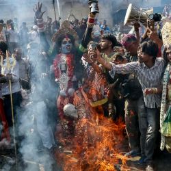 Una devota baila frente a una pira funeraria en llamas mientras participa en el 'Masaan' o 'Bhasma' Holi, celebrado con cenizas de la pira, a lo largo de las orillas del río Ganges en Harishchandra Ghat en Varanasi, India. | Foto:NIHARIKA KULKARNI / AFP