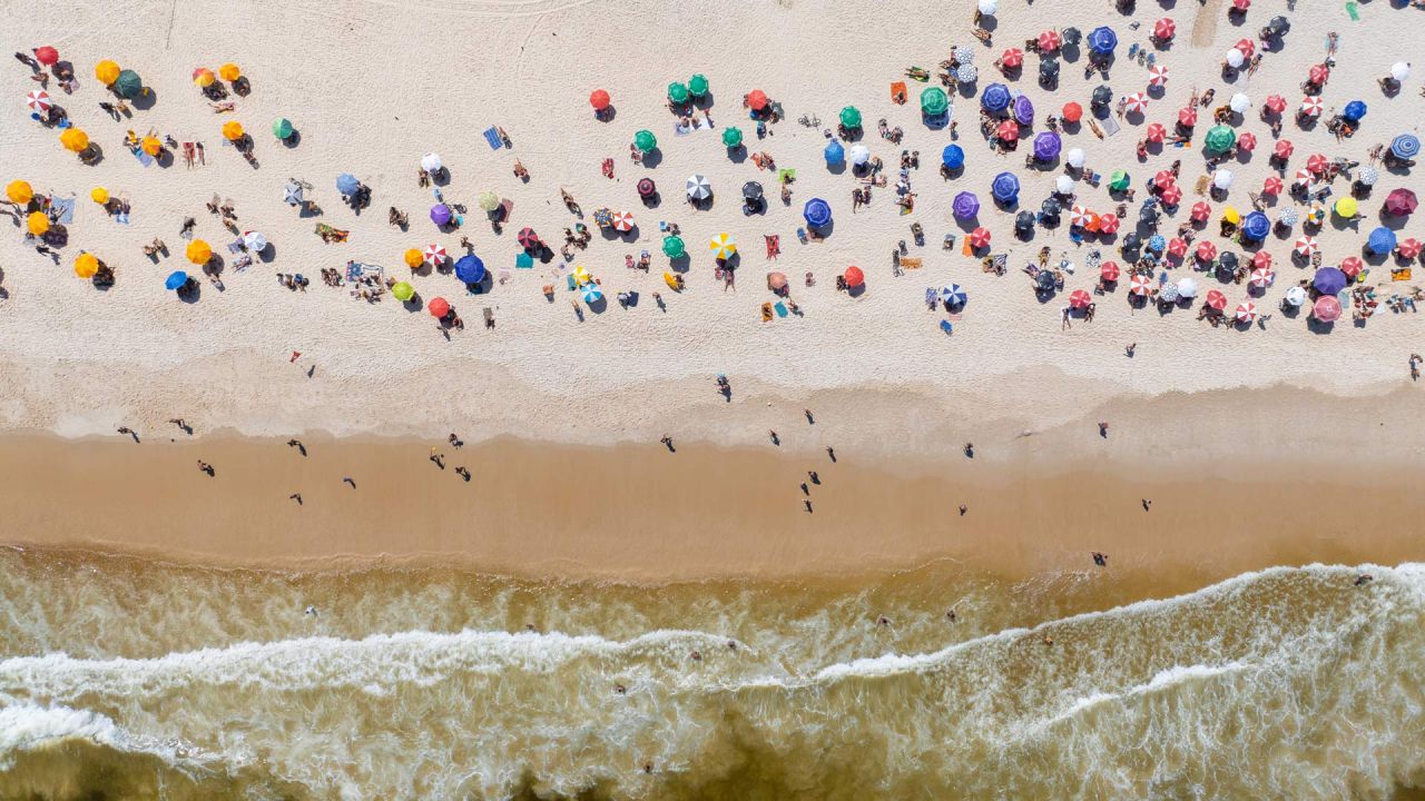 Imagen aérea de turistas relajándose en la playa de Copacabana, en Río de Janeiro, Brasil. | Foto:Xinhua/Wang Tiancong