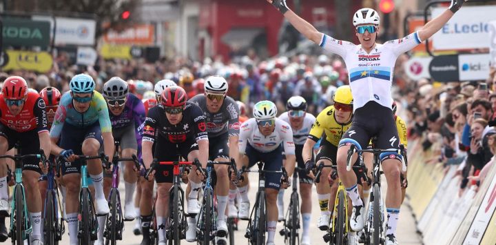 El ciclista belga Tim Merlier del Soudal Quick-Step celebra su victoria en la primera etapa de la París-Niza, de 156,1 km entre Le Perray-en-Yvelines y Le Perray-en-Yvelines.