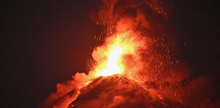 El volcán Fuego entra en erupción desde Alotenango, departamento de Sacatepéquez, a unos 65 kilómetros al suroeste de la ciudad de Guatemala en Guatemala.