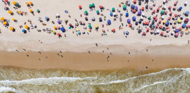 Imagen aérea de turistas relajándose en la playa de Copacabana, en Río de Janeiro, Brasil.