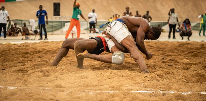 Los atletas compiten durante la 13.ª edición del Torneo de Lucha Africana de la Comunidad Económica de los Estados de África Occidental (CEDEAO) en el Estadio Nacional de Abuja, Níger.