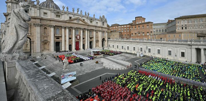 Los voluntarios asisten a una misa por el Jubileo del Voluntariado Mundial en la plaza de San Pedro en el Vaticano. El Papa Francisco pasó una noche tranquila en el hospital, dijo el Vaticano, después de revelar que el hombre de 88 años estaba respondiendo bien al tratamiento para la neumonía.