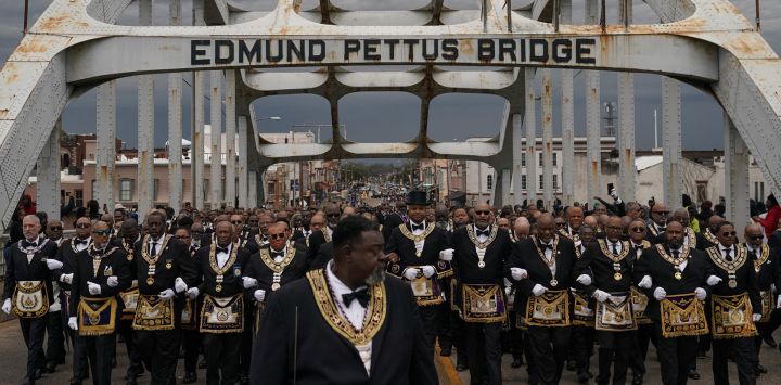 Un contingente de masones marcha por el puente Edmund Pettus durante las conmemoraciones del 60 aniversario del "Domingo Sangriento" en Selma, Alabama.