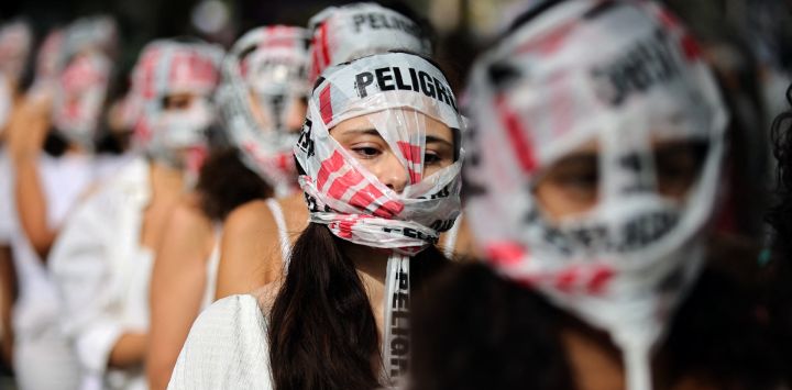 Un grupo de mujeres se presenta durante una protesta contra el gobierno del presidente Javier Milei.