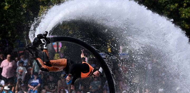 Un hombre pilotea un jet pack en el río Yarra durante el Festival anual Moomba en Melbourne, Australia.