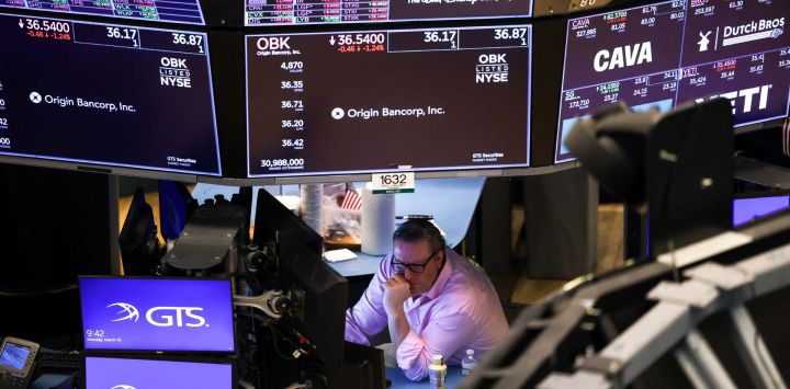 Un operador trabaja en el piso de operaciones de la Bolsa de Valores de Nueva York (NYSE) en la campana de apertura en la ciudad de Nueva York.