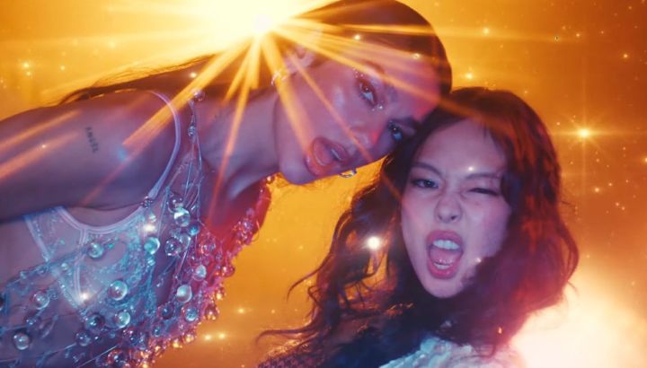 Jennie lanzó el brillante video de "Handlebars" junto a Dua Lipa