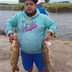 Ubicada dentro del Parque General San Martín, el sitio ofrece diversas áreas de uso múltiple, incluyendo espacios arbolados para acampar, amarraderos y bajada de embarcaciones. 