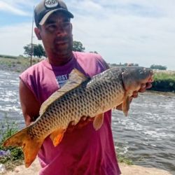 Ubicada dentro del Parque General San Martín, el sitio ofrece diversas áreas de uso múltiple, incluyendo espacios arbolados para acampar, amarraderos y bajada de embarcaciones. 