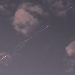Las luces fueron visibles, al anochecer, en distintos sectores del cielo.
