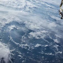 el efecto invernadero enfría las partes superiores de la atmósfera donde comienza el espacio y los satélites se desplazan en órbita baja.