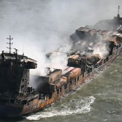 El humo se eleva desde el carguero MV Solong en el Mar del Norte, frente a la costa de Withernsea, al este de Inglaterra, después de que colisionara con el petrolero MV Stena Immaculate. | Foto:Paul Ellis / AFP