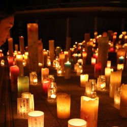 Esta fotografía muestra velas en un monumento a las víctimas en vísperas del 14º aniversario del desastre del terremoto y tsunami de 2011 en Futaba, prefectura de Fukushima. | Foto:JIJI Press / AFP