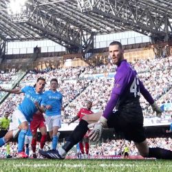 Imagen de Giacomo Raspadori, de Napoli, marcando un gol durante el partido de fútbol de la Serie A entre Napoli y Fiorentina, en Nápoles, Italia. | Foto:Xinhua/Alberto Lingria