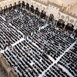 Imagen de musulmanes esperando para tener su iftar, la comida para romper el ayuno, durante el mes sagrado del Ramadán, en El Cairo, Egipto. | Foto:Xinhua/Ahmed Gomaa