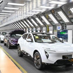Imagen de vehículos de nueva energía saliendo de la línea de ensamblaje en el taller de ensamblado final de la Fábrica de Inteligencia Digital Automotriz de Chang'an, en el distrito de Yubei de Chongqing, en el suroeste de China. | Foto:Xinhua/Wang Quanchao