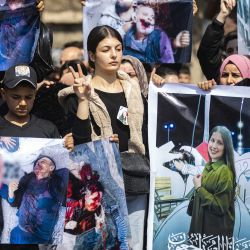 La gente se reúne para una manifestación masiva en la ciudad de Qamishli, en el noreste de Siria, para protestar contra una reciente ola de violencia sectaria contra la minoría alauita de Siria en el oeste del país, a lo largo de la costa del mar Mediterráneo. | Foto:DELIL SOULEIMAN / AFP