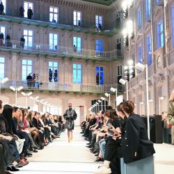 Las modelos saludan al público tras la presentación de las creaciones de Louis Vuitton para la colección de prêt-à-porter femenina otoño-invierno 2025/2026 en el marco de la Semana de la Moda de París, en París. | Foto:Bertrand Guay / AFP