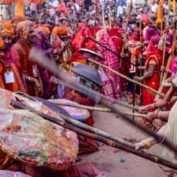 Las mujeres golpean juguetonamente a los asistentes con palos como parte de un ritual tradicional durante las celebraciones de Lathmar Holi, el festival hindú de colores de la primavera, en Barsana, en el estado norteño de Uttar Pradesh, India. | Foto:AFP